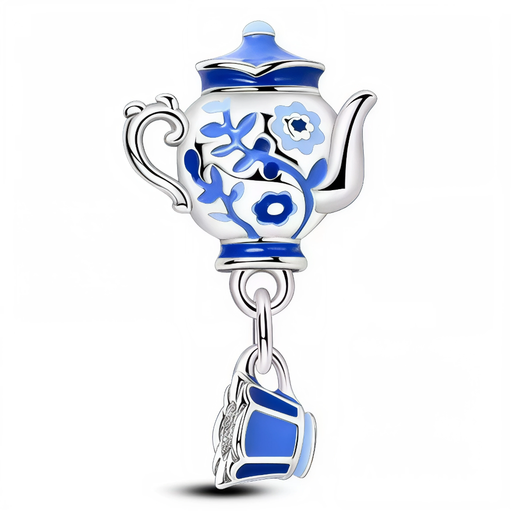 Ajoutez une touche de folie et de magie à votre collection avec ce charm représentant une&nbsp; Théière bleue, inspiré d'Alice au Pays des Merveilles. Fabriqué en argent 925, ce charm capture l'esprit décalé et festif de la célèbre scène du thé de folie avec le Lièvre de Mars et le Chapelier Fou. Ce bijou symbolise l'imagination débordante et l'extravagance, éléments essentiels du monde merveilleux d'Alice. Un hommage parfait à l'univers féerique et à l'esprit insouciant du Pays des Merveilles.