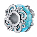 Ce charm pendentif en argent 925 (S925) intègre verre de Murano bleu profond ondulé évoquant vague tourbillonnante aux reflets irisés. Il symbolise mouvement fluide, sérénité marine et élégance artisanale italienne.

Caractéristiques

Matière : Argent 925 (S925) avec verre Murano bleu foncé dégradé authentique.
Design : Vague courbe texturée, bulles internes capturées, monture argent ciselée inspirée d’océan agité.
Compatibilité : Compatible avec les bracelets à charms standards (type Pandora, etc.) et la p