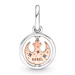 Ajoutez une touche de rébellion galactique et de couleur vibrante à votre collection avec ce charm représentant un Vaisseau de l'Alliance Rebelle en bleu et rose. Conçu en argent sterling S925, ce charm allie élégance et qualité tout en capturant l'esprit audacieux de l'Alliance Rebelle.