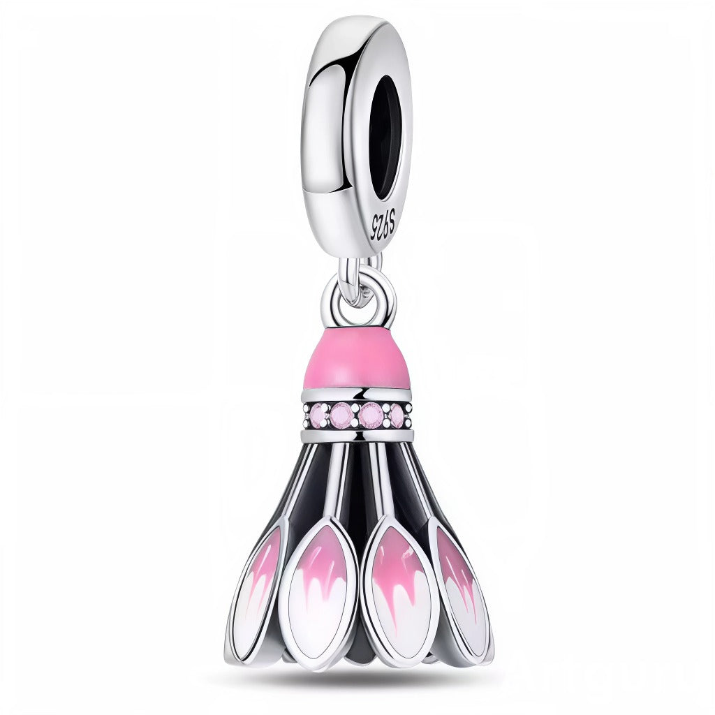 Ajoutez une touche dynamique et sportive à votre collection avec ce charm unique Volant de Badminton ! Conçu en argent 925, ce charm représente un volant de badminton finement sculpté, capturant l’essence de ce sport rapide et plein d'énergie. Ce design léger et élégant est parfait pour les passionnés de badminton et ceux qui aiment célébrer l’esprit du jeu.