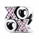 Ce charm en argent 925 reprend le message « XOXO », symbole de bisous et de câlins, dans un design typographique ludique et romantique. Les lettres « X » scintillantes et les « O » en forme de cœur en font un bijou idéal pour exprimer l’affection au quotidien.

Caractéristiques :

-Matière : Argent 925/1000 massif, finition brillante, serti de cristaux synthétiques roses sur les deux lettres « X » pour un éclat délicat.
-Design : Charm bloc en volume composé de la succession « XOXO », les « X » pavés de pie