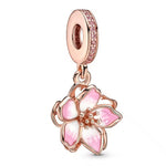 Apporte une touche délicate et lumineuse à ton bracelet avec ce charm fleur de cerisier rose et or rose. Inspiré de la beauté du printemps, ce bijou associe des pétales roses raffinés à des détails en couleur or rose pour un rendu élégant, féminin et plein de douceur. Un charm poétique et intemporel, parfait pour les amateurs de bijoux floraux.

Caractéristiques :

- Matière : Argent 925.
- Design : Fleur de cerisier en version charm, avec finitions soignées.
- Dimensions : Taille délicate et confortable à 