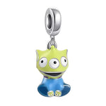 Apporte une touche fun et extraterrestre à ton bracelet avec ce charm pendentif inspiré de l’Alien de Toy Story. Son design en argent 925 avec émail vert, bouche souriante et trois yeux reprend fidèlement le petit personnage culte de l’univers Disney Pixar. Un bijou original, ludique et collector, parfait pour les fans de Toy Story et des pièces pleines de personnalité.

Caractéristiques :

- Matière : Argent 925 avec émail.
- Design : Alien de Toy Story en version pendentif, avec détails soignés.
- Dimensi