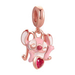 Apporte une touche tendre et colorée à ton bracelet avec ce charm pendentif inspiré d’Angel, le personnage emblématique de l’univers Lilo et Stitch. Son design délicat, en argent 925 avec des touches de rose et de violet, met en valeur son allure malicieuse et adorable. Un bijou Disney à la fois raffiné et amusant, parfait pour les fans de Stitch et de son univers plein de douceur

Caractéristiques :

- Matière : Argent 925.
- Design : Angel de Stitch avec émail rose et violet, finition soignée.
- Dimension