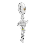 Apporte une touche western et nostalgique à ton bracelet avec ce charm pendentif inspiré de Jessie, la cowgirl emblématique de Toy Story. Son design en argent 925 met en valeur ses tresses, son chapeau, son allure dynamique et ses détails iconiques, pour un bijou sobre, élégant et collector. Un charm Disney Pixar parfait pour les fans de l’univers Toy Story.

Caractéristiques :

- Matière : Argent 925.
- Design : Jessie en version pendentif tout argenté avec détails soignés.
- Dimensions : Taille délicate e