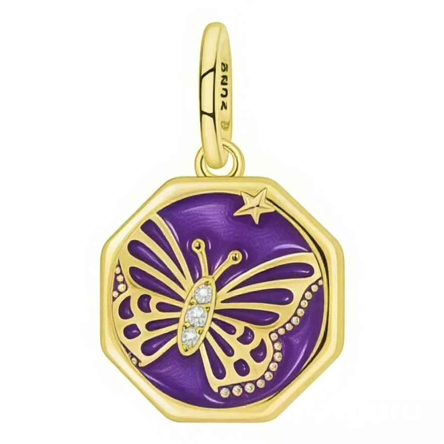 Ce pendentif en métal doré forme un médaillon octogonal rempli d’un fond émaillé violet profond, sur lequel se détache un papillon stylisé en relief avec un corps serti de petits cristaux clairs. Dans l’angle supérieur, une petite étoile dorée semble veiller sur l’insecte, tandis que des rangées de micro-points dorés suggèrent une trajectoire lumineuse autour de ses ailes.

Caractéristiques :

-Matière : Métal doré avec émail violet et cristaux transparents.
-Design : Médaillon octogonal suspendu à une béli