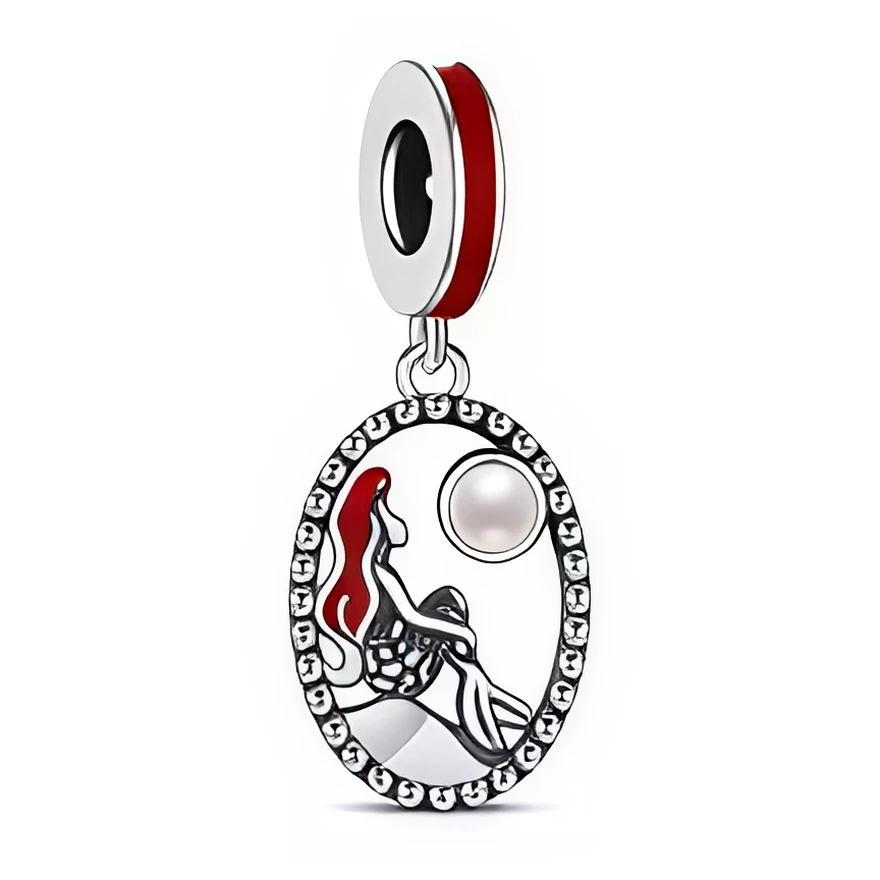 Ce charm en métal argenté représente un médaillon ovale ajouré, bordé d’une rangée de petits cabochons ronds qui créent un effet perlé brillant. Au centre, une silhouette de sirène aux cheveux rouges émaillés est assise sur un rocher face à un disque nacré évoquant la lune, le tout suspendu à un anneau lisse traversé par une bande d’émail rouge vif.

Caractéristiques :

-Matière : Métal argenté poli, émail rouge et insert rond nacré.
-Design : Médaillon ovale avec bord perlé, sirène stylisée sur un rocher e