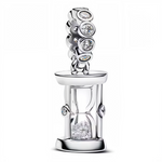Apportez une touche d’élégance et de symbolisme à votre bracelet avec ce charm en Argent 925, représentant un sablier orné de strass scintillants. Symbole du temps qui passe et des précieux instants, il saura illuminer votre collection avec raffinement.

Caractéristiques
– Matière : Argent 925 (S925).
– Design : Sablier finement détaillé, décoré de strass.
– Coloris : Argenté brillant avec éclat cristallin.
– Style : Élégant, intemporel et raffiné.