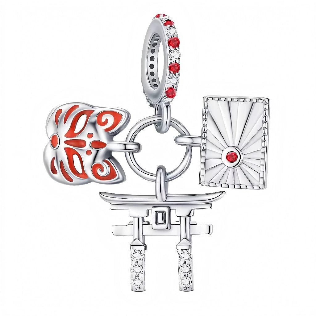 Ce charm pendentif rend hommage à la magie et à l’esthétique du Japon, combinant des symboles emblématiques dans un bijou raffiné. Au centre, le majestueux portail Torii, symbole du passage vers le sacré et la sérénité, se dresse avec des détails argentés délicats. 
