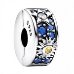 Ce charm séparateur revisite l’univers astrologique avec une frise de pierres bleues profondes évoquant un ciel de nuit. Une étoile filante scintille en cristal blanc, tandis qu’un soleil stylisé rayonne autour d’un cristal jaune éclatant. L’argent poli contraste avec les facettes colorées, et l’intérieur du cylindre est gravé S925 pour garantir sa noblesse. Parfait pour rythmer un bracelet de charms et créer une harmonie lumineuse entre les éléments.