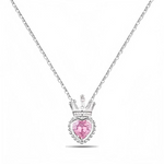 Ce collier en argent fin présente un pendentif cœur facetté rose, serti dans une monture délicate qui contourne la pierre de petits détails perlés pour en souligner l’éclat. Au-dessus du cœur, une petite couronne stylisée vient surmonter le motif, donnant au bijou un air de talisman royal et romantique, suspendu à une chaîne fine à maillons réguliers.

Caractéristiques :

-Matière : Argent fin avec cristal rose facetté.
-Design : Cœur central serti, entouré de détails texturés et surmonté d’une couronne.
-C