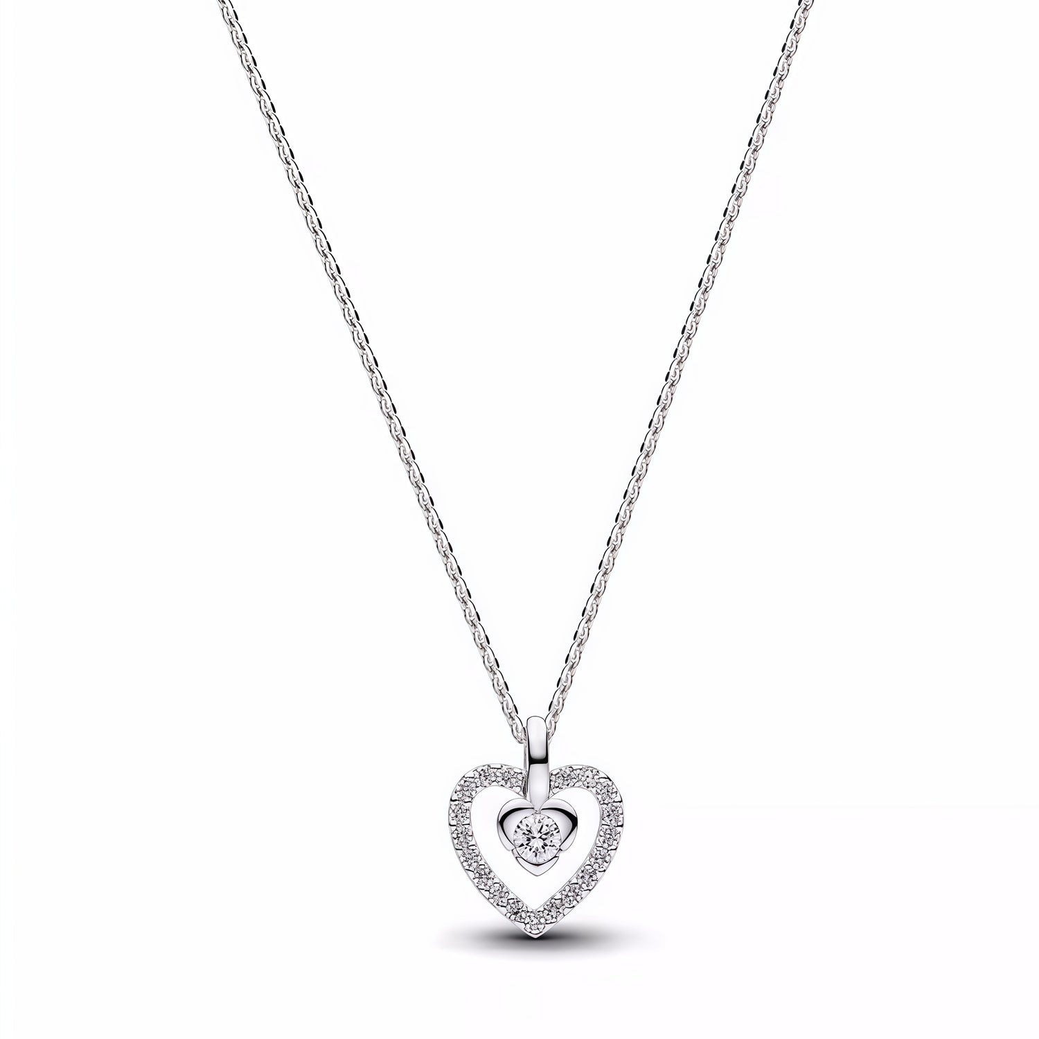 Apporte une touche de douceur et d’éclat à ton style avec ce collier argenté orné d’un pendentif cœur serti de strass. Son design délicat et lumineux symbolise l’amour, la tendresse et l’élégance, tout en restant facile à porter au quotidien. Un bijou raffiné et intemporel, parfait pour illuminer une tenue avec subtilité.

Caractéristiques :

- Matière : Argent 925.
- Design : Cœur argenté serti de strass brillants.
- Dimensions : Taille délicate et confortable à porter.
- Style : Bijou romantique, féminin 