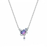 Ce collier en métal argenté met en avant un pendentif cœur façon galaxie, orné d’une pierre centrale dégradée du violet au rose, facettée pour refléter la lumière comme un ciel étoilé. Autour du cœur, un anneau fin évoque l’orbite d’une planète, décoré de petites étoiles et cristaux lumineux, tandis qu’une mini pierre violette pend au-dessous pour apporter une touche de mouvement.

Caractéristiques :

-Matière : Métal argenté avec cristaux et pierre centrale synthétique bicolore.
-Design : Cœur galaxie ento