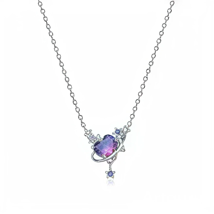 Ce collier en métal argenté met en avant un pendentif cœur façon galaxie, orné d’une pierre centrale dégradée du violet au rose, facettée pour refléter la lumière comme un ciel étoilé. Autour du cœur, un anneau fin évoque l’orbite d’une planète, décoré de petites étoiles et cristaux lumineux, tandis qu’une mini pierre violette pend au-dessous pour apporter une touche de mouvement.

Caractéristiques :

-Matière : Métal argenté avec cristaux et pierre centrale synthétique bicolore.
-Design : Cœur galaxie ento