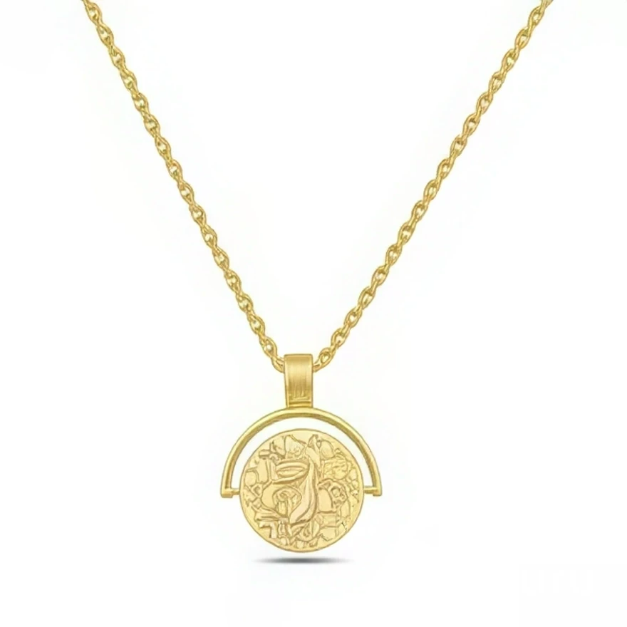 Ce collier doré présente un pendentif rond inspiré d’une médaille ancienne, finement gravé de motifs floraux et végétaux qui encadrent une lettre stylisée en son centre. Le disque est souligné par un arc doré lisse et suspendu à une chaîne torsadée brillante, ce qui lui donne un aspect à la fois moderne et intemporel.

Caractéristiques :

-Matière : Métal doré.
-Design : Médaillon rond gravé de fleurs et d’une lettre décorative, rehaussé d’un demi-arc lisse.
-Coloris : Doré chaud et lumineux.
-Longueur : Pe