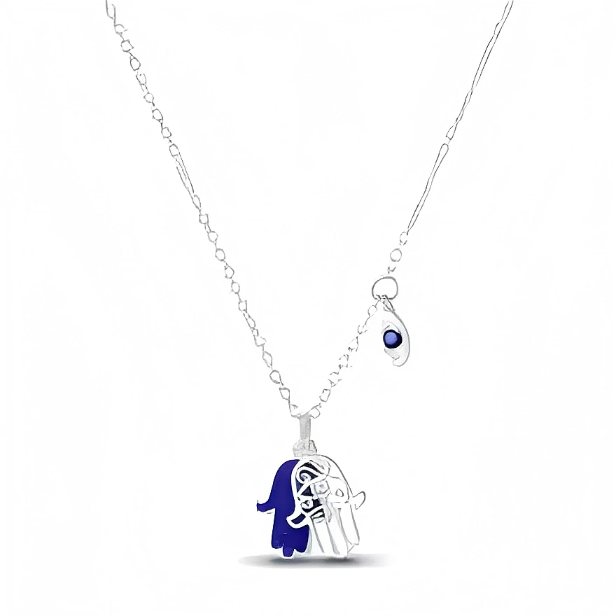 Ce collier en métal argenté met en valeur un pendentif « main de Fatma » ajouré, posé sur un fond d’émail bleu profond qui fait ressortir les détails du motif protecteur. La chaîne fine et irrégulière est agrémentée d’un petit charm assorti en forme de goutte, orné d’une pierre ronde bleue façon œil protecteur pour renforcer l’esprit porte-bonheur du bijou.

Caractéristiques :

-Matière : Métal argenté avec émail bleu et cabochon bleu.
-Design : Main de Fatma stylisée en double épaisseur, complétée par un m