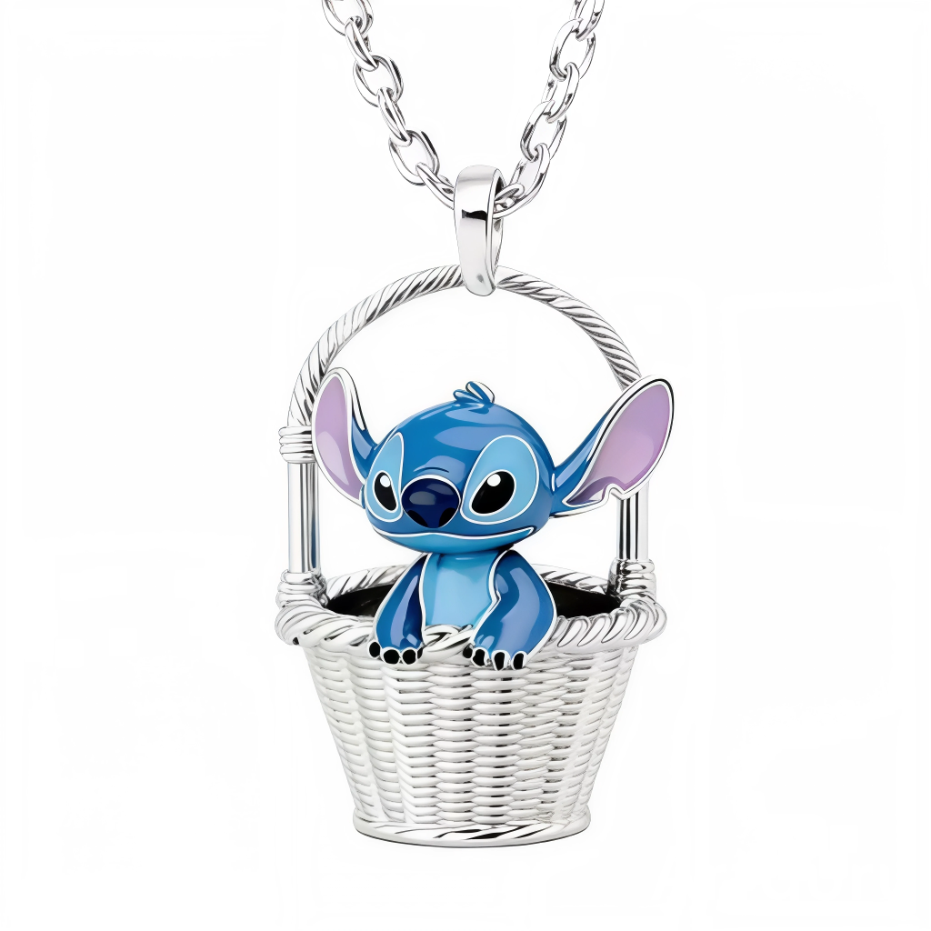 Ce collier capture une scène adorable: Stitch se hisse hors d’un panier façon osier, sculpté avec un effet tressé très réaliste. Les émaux bleu océan et les intérieurs d’oreilles lavande contrastent avec l’argent poli pour un rendu frais et lumineux. Une pièce tendre et ludique, parfaite pour un look casual ou un cadeau plein de malice.
