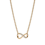 Ajoute une touche d’élégance intemporelle à ton style avec ce collier doré orné du symbole infini. Son design fin et lumineux symbolise l’amour éternel, les liens forts et la continuité, tout en apportant une note chic et moderne à toutes les tenues. Un bijou délicat, facile à porter au quotidien, qui allie douceur, sens et raffinement.

Caractéristiques :

- Matière : Argent 925 doré.
- Design : Symbole infini doré, finition brillante.
- Dimensions : Taille délicate et confortable à porter.
- Style : Bijou