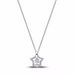 Apporte une touche de lumière et d’élégance à ton style avec ce collier argenté orné d’une étoile sertie de strass. Son design fin et scintillant évoque la magie, les rêves et la délicatesse, tout en restant facile à porter au quotidien. Un bijou raffiné et intemporel qui illumine subtilement toutes les tenues.

Caractéristiques :

- Matière : Argent 925.
- Design : Étoile argentée sertie de strass brillants.
- Dimensions : Taille délicate et confortable à porter.
- Style : Bijou lumineux, féminin et raffin