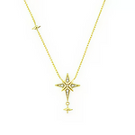 Ce collier doré met à l’honneur une grande étoile du Nord stylisée, aux branches fines et allongées, dont le cœur est ajouré et ponctué de petits éclats lumineux pour rappeler la brillance d’un ciel étoilé. La chaîne fine, assortie au pendentif, est rythmée par une petite étoile décorative sur le côté et se termine par une mini étoile pendante sous le motif principal pour ajouter du mouvement.

Caractéristiques :

-Matière : Métal doré avec petits cristaux clairs.
-Design : Grande étoile du Nord ajourée au 