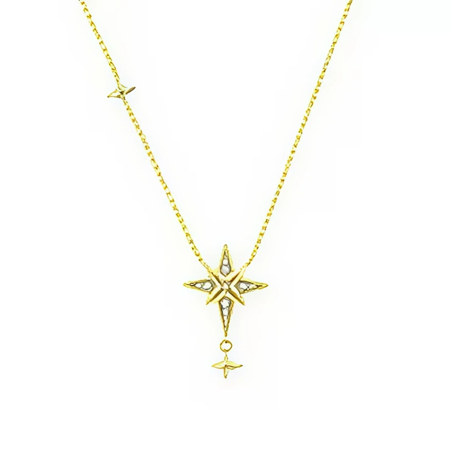 Ce collier doré met à l’honneur une grande étoile du Nord stylisée, aux branches fines et allongées, dont le cœur est ajouré et ponctué de petits éclats lumineux pour rappeler la brillance d’un ciel étoilé. La chaîne fine, assortie au pendentif, est rythmée par une petite étoile décorative sur le côté et se termine par une mini étoile pendante sous le motif principal pour ajouter du mouvement.

Caractéristiques :

-Matière : Métal doré avec petits cristaux clairs.
-Design : Grande étoile du Nord ajourée au 