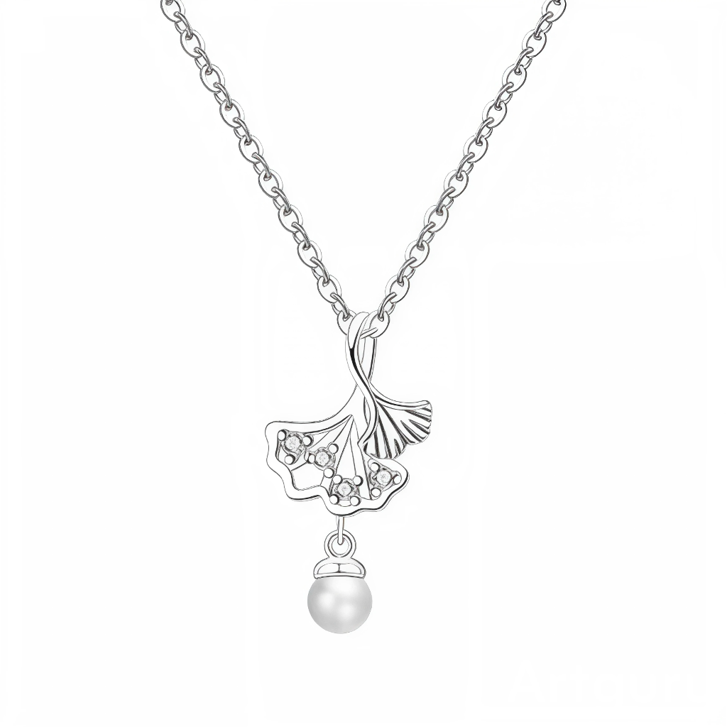 Ce collier en argent 925 est orné d’un pendentif délicat représentant une feuille de ginkgo stylisée, dont les nervures fines sont soulignées par de petits cristaux clairs. La feuille est suspendue à un nœud torsadé et se prolonge par une perle ronde blanche pendante, qui apporte une touche très féminine et raffinée.

Caractéristiques :

-Matière : Argent 925/1000 (sterling silver) avec incrustation de cristaux transparents et perle synthétique lisse.
-Design : Pendentif feuille de ginkgo finement ajourée, 