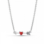 Ce collier élégant combine la symbolique de l'amour et de la direction avec un design raffiné. Une flèche délicate traverse un cœur rouge lumineux, créant un équilibre parfait entre force et tendresse. Ce bijou moderne et romantique apportera une touche de passion et de dynamisme à votre look, idéal pour les occasions spéciales ou pour ajouter du charme à votre quotidien.