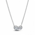 Ce collier raffiné en argent 925 célèbre la beauté des liens profonds. Deux pierres éblouissantes, reliées par un halo pavé étincelant, symbolisent l’unité, l’amour et la connexion sincère. Sa chaîne réglable permet un ajustement parfait, tandis que son design intemporel en fait un bijou aussi élégant que significatif. Idéal pour offrir ou se faire plaisir.
