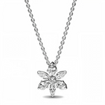 Laissez-vous séduire par l’éclat de la nature avec ce collier à pendentif herbier scintillant. Inspiré des formes florales, ce bijou raffiné est orné d’oxydes de zirconium cubiques taillés en marquise, poire et rond pour créer une fleur étincelante. Disponible en finition argentée ou dorée, ce collier apportera une touche de fraîcheur et de sophistication à toutes vos tenues, qu’elles soient décontractées ou élégantes.