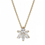 Laissez-vous séduire par l’éclat de la nature avec ce collier à pendentif herbier scintillant. Inspiré des formes florales, ce bijou raffiné est orné d’oxydes de zirconium cubiques taillés en marquise, poire et rond pour créer une fleur étincelante. Disponible en finition argentée ou dorée, ce collier apportera une touche de fraîcheur et de sophistication à toutes vos tenues, qu’elles soient décontractées ou élégantes.