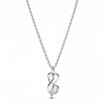 Alliant élégance et symbolisme, ce collier "Nœud de l'Infini" est un véritable hommage à l'amour éternel. Au centre, une perle rose lumineuse est magnifiquement encadrée par le symbole infini, créant un design délicat et raffiné. Réglable pour un ajustement parfait, ce bijou apportera une touche de douceur et de romantisme à toutes vos tenues.