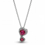 Ce collier délicat met en valeur deux cœurs entrelacés, l'un rouge et l'autre rose, scintillant de strass argentés qui ornent leur contour. Symbolisant l'amour et l'harmonie, il ajoute une touche de romance et de brillance à toutes vos tenues. Un bijou à la fois élégant et intemporel, parfait pour sublimer n'importe quelle occasion spéciale ou apporter de la lumière à votre quotidien.