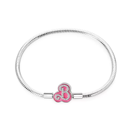 Ajoutez une touche de glamour et de féminité à votre style avec ce bracelet inspiré de l’univers emblématique de Barbie. Disponible en plusieurs tailles pour un ajustement parfait, ce bracelet est conçu en métal argenté brillant et orné d’un pendentif gravé du célèbre logo Barbie. Que ce soit pour exprimer votre amour pour cette icône intemporelle ou pour offrir un cadeau unique, ce bracelet apportera une touche sophistiquée et ludique à toute tenue.