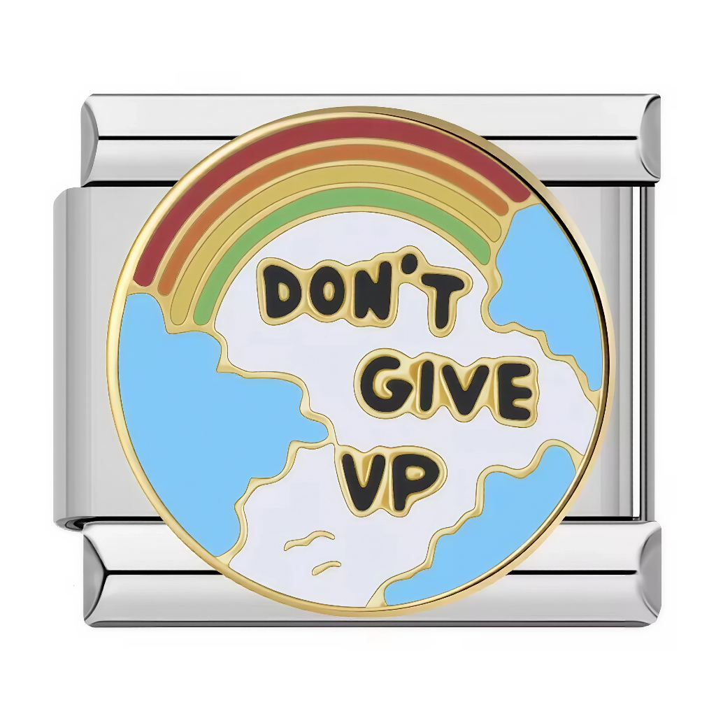 Ce charm italien montre un globe bleu et blanc surmonté d’un arc‑en‑ciel, avec le message&nbsp;“DON’T GIVE UP” inscrit au centre. Ce design motivant rappelle de garder espoir et de persévérer, tout en ajoutant une touche colorée à un bracelet à charms italien.