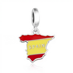 Ressentez la fiesta espagnole avec ce charm&nbsp;drapeau&nbsp;de l’Espagne en argent sterling 925, éclatant d’un émail rouge-jaune-rouge et inscription SPAIN en lettres flamenco. La carte iconique en forme de peau de taureau, avec bélière ronde lisse, se suspend gracieusement sur les bracelets Pandora pour un bijou passion et soleil. Poinçonné S925, sans nickel et torero-résistant, ce charm chante paella, flamenco et corridas. Idéal pour Eurovision, vacances ibériques ou origines hispaniques.