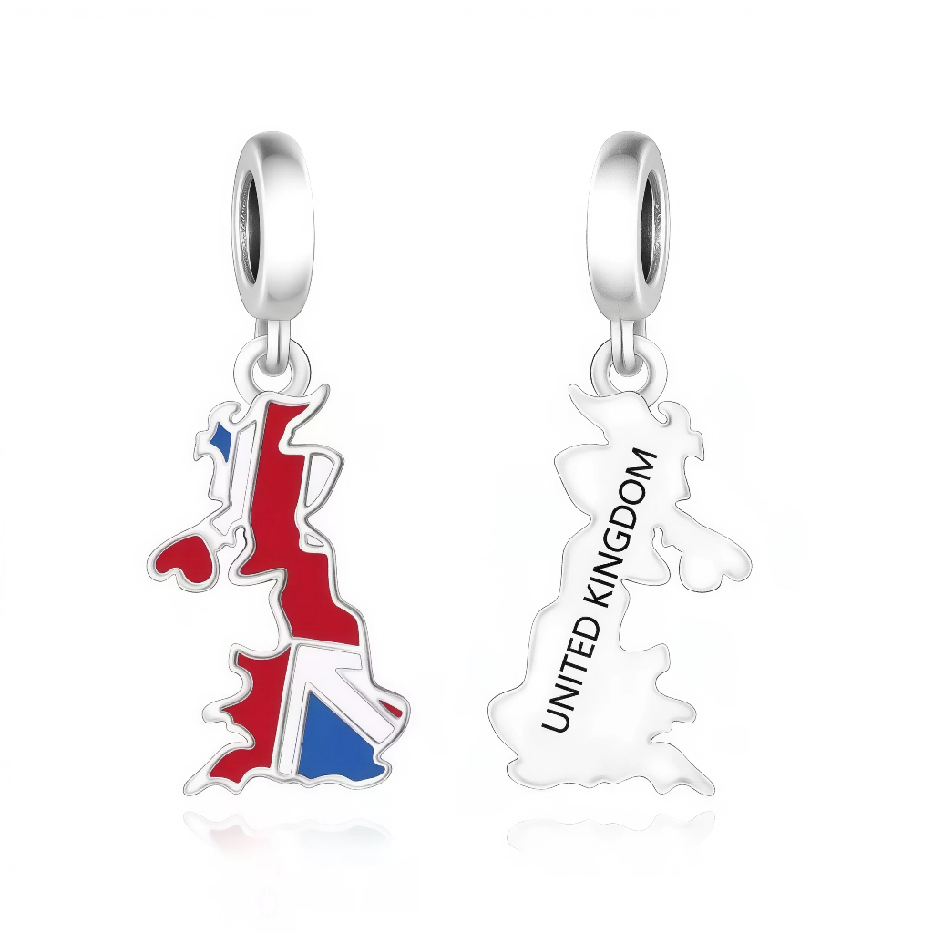Ce duo de charms pendentifs&nbsp;britannique&nbsp;honore le Royaume-Uni avec une carte géographique reprenant l’Union Jack en enamel bleu/rouge/blanc précis (croix Saint-André et Saint-Georges), et une silhouette du pays gravée “UNITED KINGDOM” pour identité nationale affirmée. Sculptés en argent sterling 925 poli, ils évoquent tea time, royauté et esprit insulaire avec contours détaillés de l’Angleterre, Écosse, pays de Galles et Irlande du Nord. Anneaux supérieurs facilitent l’ajout sur bracelets, parfait