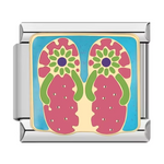 Ce charm italien argenté représente une paire de tongs roses, symbole de détente et d’été à la plage. Fabriqué en acier inoxydable de haute qualité, il allie robustesse et détails colorés pour un rendu frais et estival. Facile à fixer, il s’adapte parfaitement à nos bracelets composés de 17 maillons extensibles et réglables, convenant à toutes les tailles de poignet. Compatible avec tous nos charms italiens, ce bijou est idéal pour personnaliser votre bracelet avec une touche fun et ensoleillée.