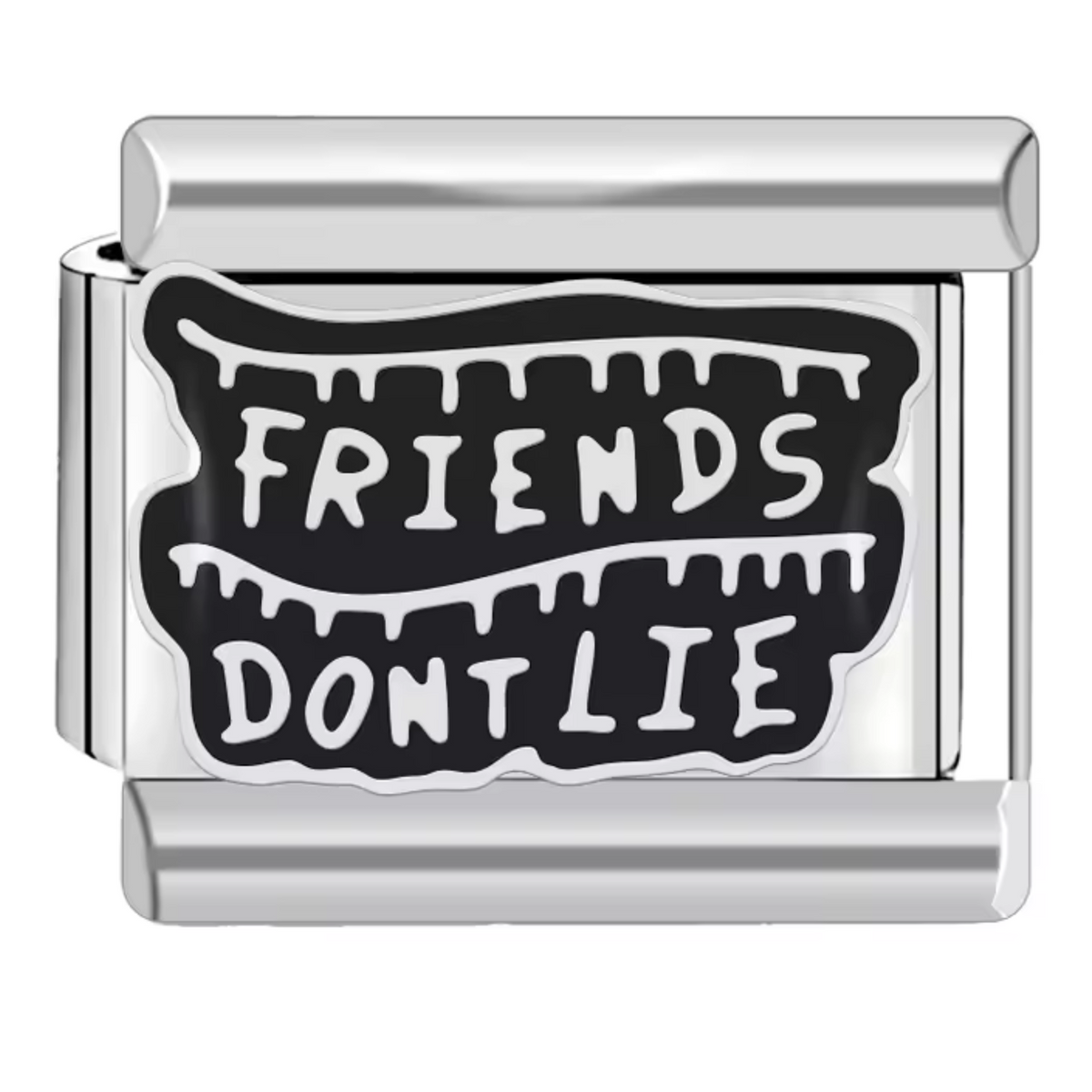 Ce charm italien porte l’inscription emblématique “Friends Don’t Lie”, une phrase culte de la série Stranger Things. Fabriqué en acier inoxydable de haute qualité, il allie robustesse et style, parfait pour afficher votre attachement à la série. Facile à fixer, il se monte sur nos bracelets composés de 17 maillons extensibles et réglables, convenant à toutes les tailles de poignet. Compatible avec tous nos charms italiens, ce bijou vous permet de personnaliser votre bracelet avec un message fort et symboliq