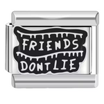 Ce charm italien porte l’inscription emblématique “Friends Don’t Lie”, une phrase culte de la série Stranger Things. Fabriqué en acier inoxydable de haute qualité, il allie robustesse et style, parfait pour afficher votre attachement à la série. Facile à fixer, il se monte sur nos bracelets composés de 17 maillons extensibles et réglables, convenant à toutes les tailles de poignet. Compatible avec tous nos charms italiens, ce bijou vous permet de personnaliser votre bracelet avec un message fort et symboliq