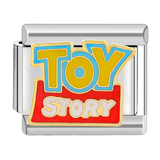 Ce charm italien rend hommage au célèbre logo Toy Story, symbole d’aventure, d’amitié et de nostalgie. Confectionné en acier inoxydable argenté de haute qualité, il offre des détails précis et une brillance durable pour un rendu vibrant et raffiné. Facile à fixer, il se glisse parfaitement sur nos bracelets composés de 17 maillons extensibles et réglables, adaptés à tous les poignets. Compatible avec tous nos charms italiens, ce bijou est idéal pour apporter une touche iconique et ludique à votre collection
