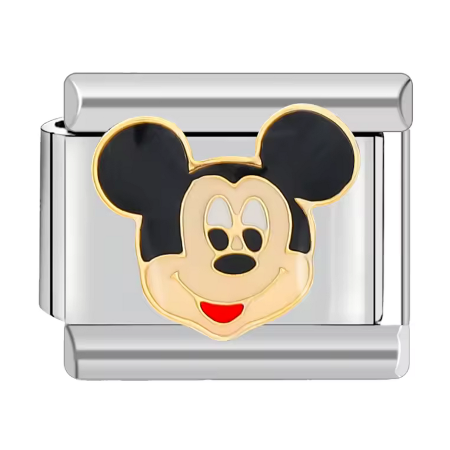 Ce charm italien emblématique représente le visage souriant de Mickey, symbole intemporel de joie et de nostalgie. Confectionné en acier inoxydable argenté de haute qualité, il offre des détails soignés et une brillance durable. Facile à fixer, il se glisse parfaitement sur nos bracelets composés de 17 maillons extensibles et réglables, adaptés à tous les poignets. Compatible avec tous nos charms italiens, ce bijou est idéal pour ajouter une touche ludique et attachante à votre collection.