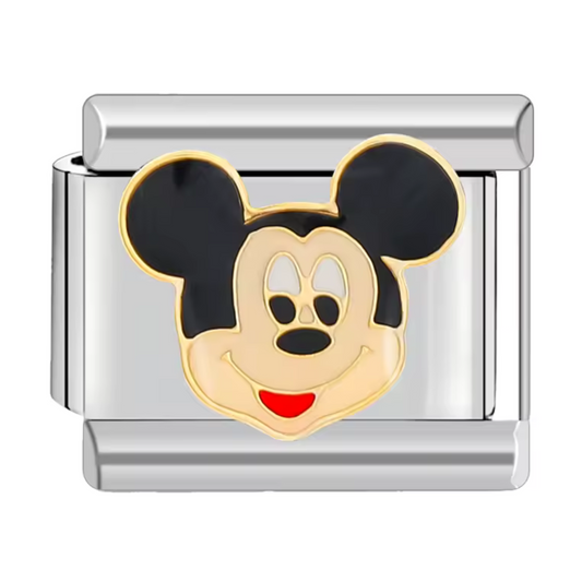 Ce charm italien emblématique représente le visage souriant de Mickey, symbole intemporel de joie et de nostalgie. Confectionné en acier inoxydable argenté de haute qualité, il offre des détails soignés et une brillance durable. Facile à fixer, il se glisse parfaitement sur nos bracelets composés de 17 maillons extensibles et réglables, adaptés à tous les poignets. Compatible avec tous nos charms italiens, ce bijou est idéal pour ajouter une touche ludique et attachante à votre collection.