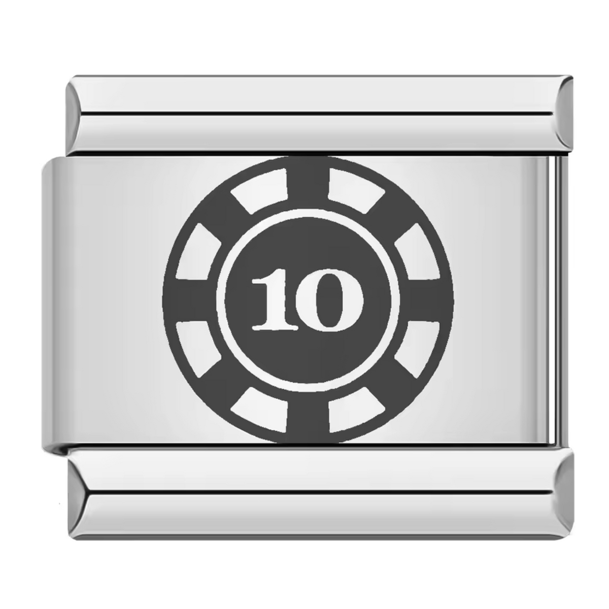 Ce charm italien argenté représente un jeton de casino marqué du chiffre 10, symbole de jeu et de réussite. Fabriqué en acier inoxydable de haute qualité avec une finition argentée élégante, il allie solidité et raffinement. Il se fixe facilement à nos bracelets composés de 17 maillons de charms, qui s’étendent et se contractent pour s’ajuster parfaitement à votre poignet. Tous nos charms italiens sont compatibles entre eux, vous offrant une liberté totale pour personnaliser votre bijou.