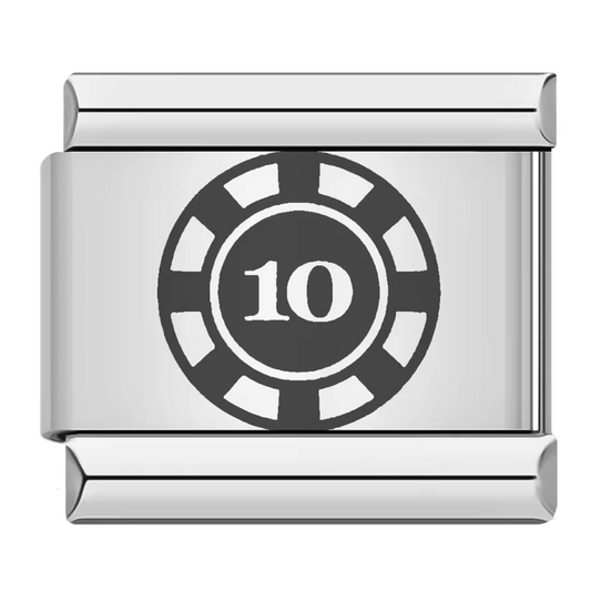 Ce charm italien argenté représente un jeton de casino marqué du chiffre 10, symbole de jeu et de réussite. Fabriqué en acier inoxydable de haute qualité avec une finition argentée élégante, il allie solidité et raffinement. Il se fixe facilement à nos bracelets composés de 17 maillons de charms, qui s’étendent et se contractent pour s’ajuster parfaitement à votre poignet. Tous nos charms italiens sont compatibles entre eux, vous offrant une liberté totale pour personnaliser votre bijou.