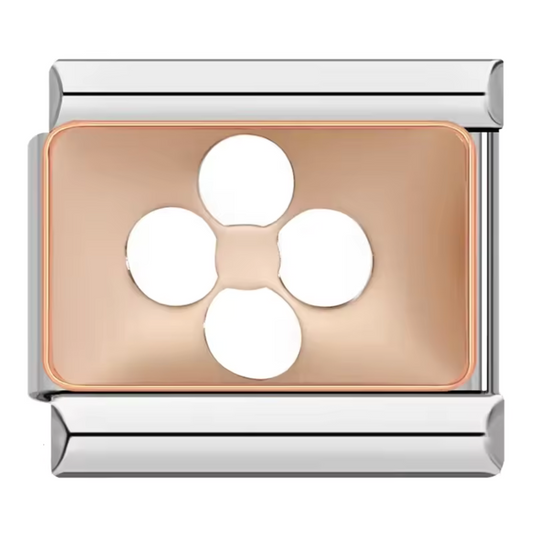 Ce charm italien en or rose représente un trèfle blanc à 4 feuilles, symbole de chance et d’élégance. Fabriqué en acier inoxydable de haute qualité avec une finition en or rose raffinée, il allie robustesse et sophistication. Il se fixe facilement à nos bracelets composés de 17 maillons de charms, qui s’étendent et se contractent pour s’adapter parfaitement à la taille de votre poignet. Tous nos charms italiens sont entièrement compatibles, vous permettant de personnaliser votre bijou en ajoutant ou retiran