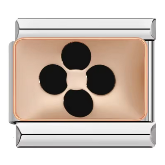 Ce charm italien en or rose représente un trèfle noir à 4 feuilles, symbole d’élégance et de chance. Fabriqué en acier inoxydable de haute qualité avec une finition en or rose sophistiquée, il combine robustesse et raffinement. Il se fixe facilement à nos bracelets composés de 17 maillons de charms, qui s’étendent et se contractent pour s’ajuster parfaitement à votre poignet. Tous nos charms italiens sont compatibles entre eux, vous permettant de personnaliser votre bijou en ajoutant ou retirant des liens s