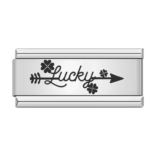 Ce charm italien en forme de flèche ornée de l’inscription “Lucky” et décorée de petits trèfles est fabriqué en acier inoxydable de haute qualité. Son design original symbolise la chance et l’optimisme, tout en apportant une touche d’élégance. Il se fixe facilement à nos bracelets composés de 17 maillons de charms, qui s’étendent et se contractent pour s’adapter parfaitement à votre poignet. Tous nos charms italiens sont entièrement compatibles, vous offrant la liberté de personnaliser votre bijou selon vos