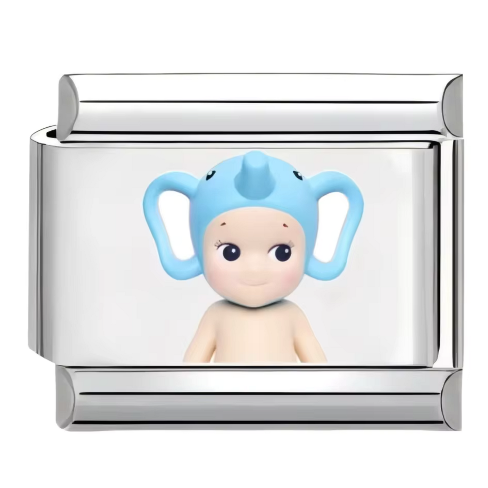 Ce charm italien craquant représente Sonny Angel coiffé d’un bonnet éléphant gris doux, apportant une touche adorable et originale à votre bracelet. Confectionné en acier inoxydable argenté de haute qualité, il séduit par ses détails fins et sa finition brillante qui raviront les amateurs de ce petit ange emblématique. Facile à fixer, il s’adapte parfaitement à nos bracelets composés de 17 maillons extensibles et réglables, adaptés à tous les poignets. Compatible avec tous nos charms italiens, ce bijou est 
