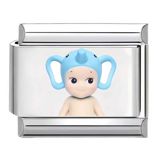 Ce charm italien craquant représente Sonny Angel coiffé d’un bonnet éléphant gris doux, apportant une touche adorable et originale à votre bracelet. Confectionné en acier inoxydable argenté de haute qualité, il séduit par ses détails fins et sa finition brillante qui raviront les amateurs de ce petit ange emblématique. Facile à fixer, il s’adapte parfaitement à nos bracelets composés de 17 maillons extensibles et réglables, adaptés à tous les poignets. Compatible avec tous nos charms italiens, ce bijou est 