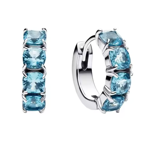 Petites Boucles d’Oreilles Argentées avec Strass Bleu – Élégance Discrète
